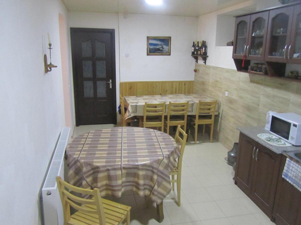 Guest House Lela Rezo Kazbegi Exterior foto